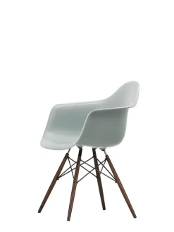 Eames Plastic Armchair DAW, mørkbejdset ahorntræ fra Vitra