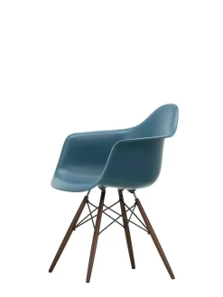 Eames Plastic Armchair DAW, mørkbejdset ahorntræ fra Vitra