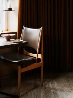 Egypterstol, valnød af Finn Juhl