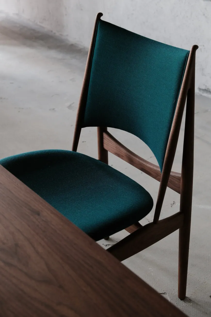 Egypterstol, valnød af Finn Juhl