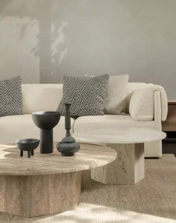 Epic Coffee Table Ø110 cm, travertine fra GUBI
