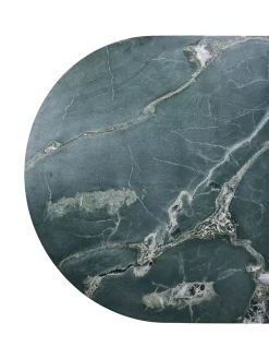 Epic Outdoor Dining Table, elliptical fra GUBI