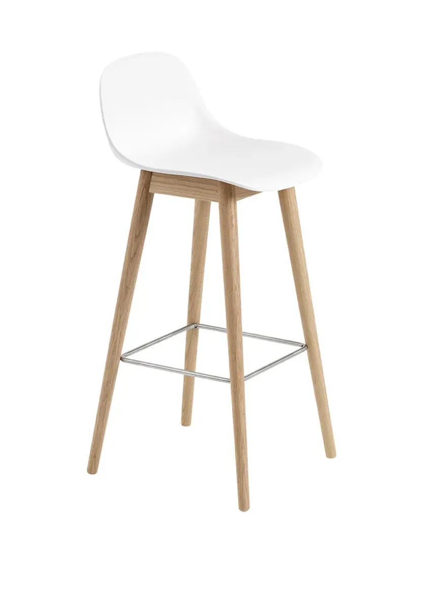 Fiber Bar Stool Wood w. back fra Muuto