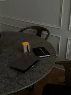 Florence spisebord Ø145, gris du marais fra New Works