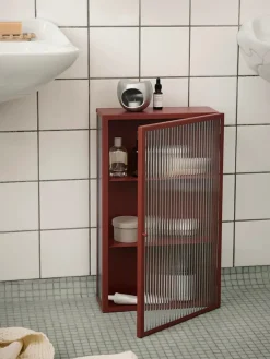 Haze Wall Cabinet, oxide red fra Ferm Living