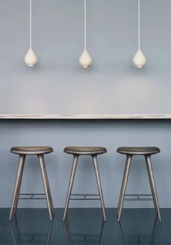 Høj barstol i mørkbejdset bøg fra Mater