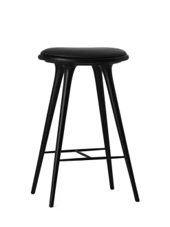 Høj barstol i mørkbejdset eg fra Mater