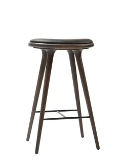 Høj barstol i sortbejdset bøg fra Mater