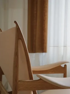 Høvdingestol, eg klar olie af Finn Juhl