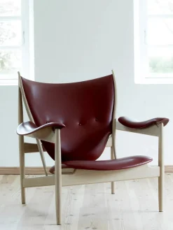 Høvdingestol, eg klar olie af Finn Juhl