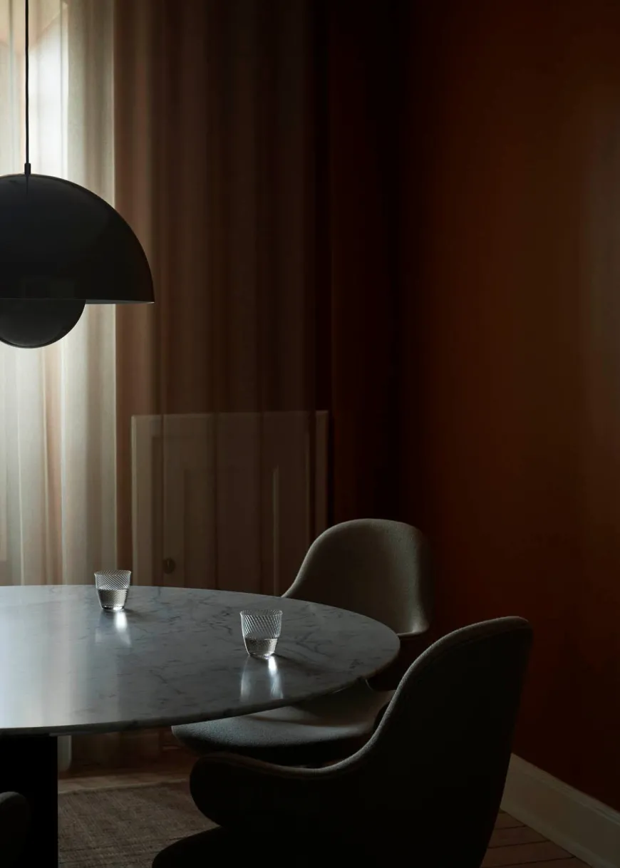 In Between Bord SK20, sort stel fra &tradition