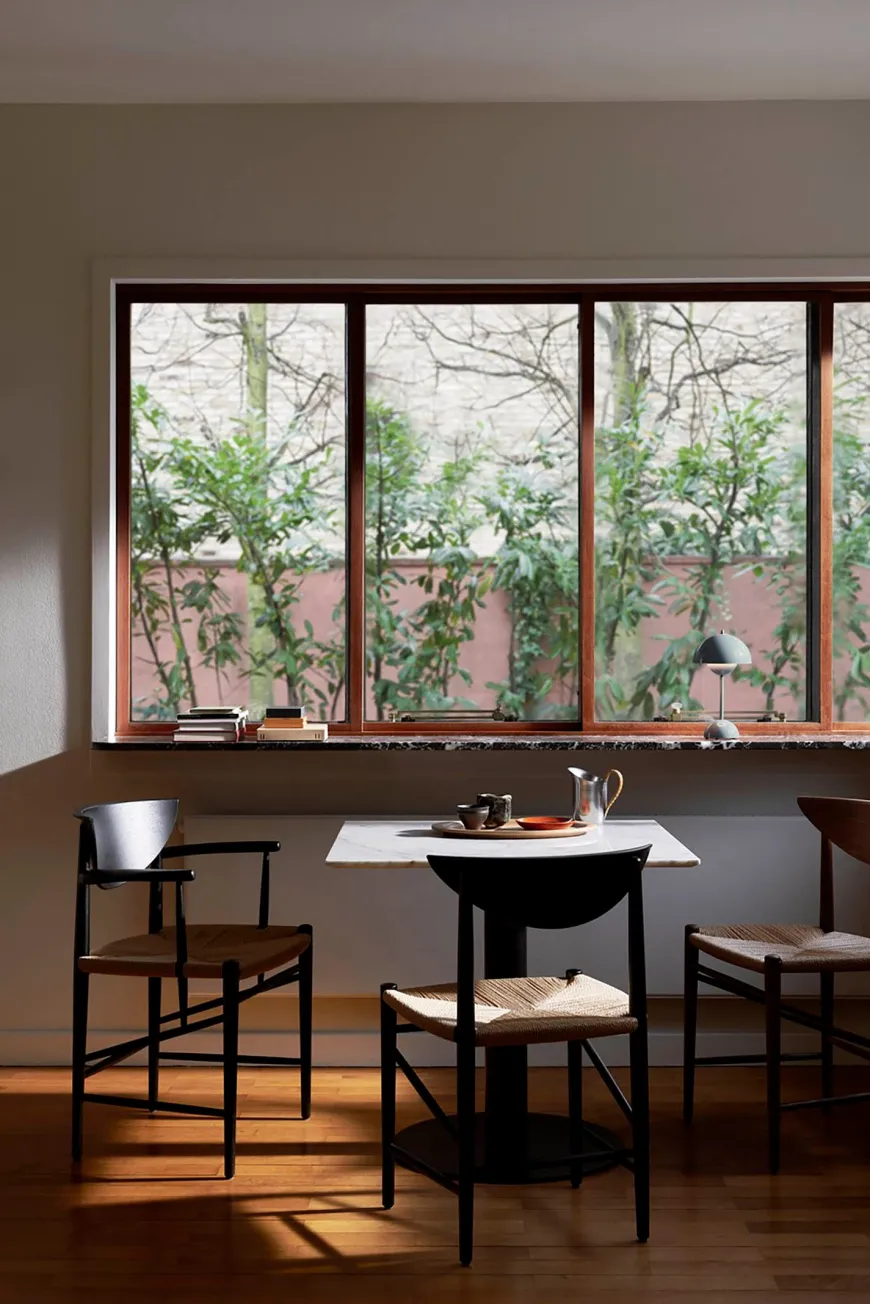 In Between Bord SK16, sort stel fra &tradition