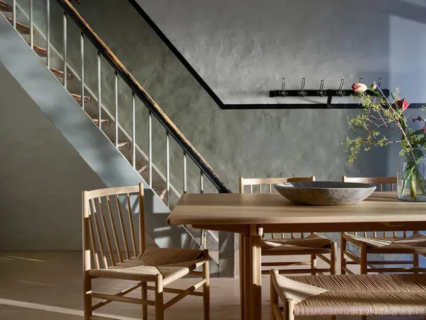 J83B Bænk, matlakeret eg fra FDB Møbler