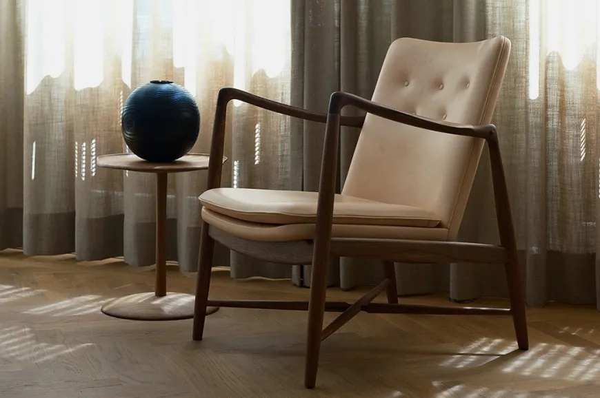 Kaminstolen, valnød af Finn Juhl