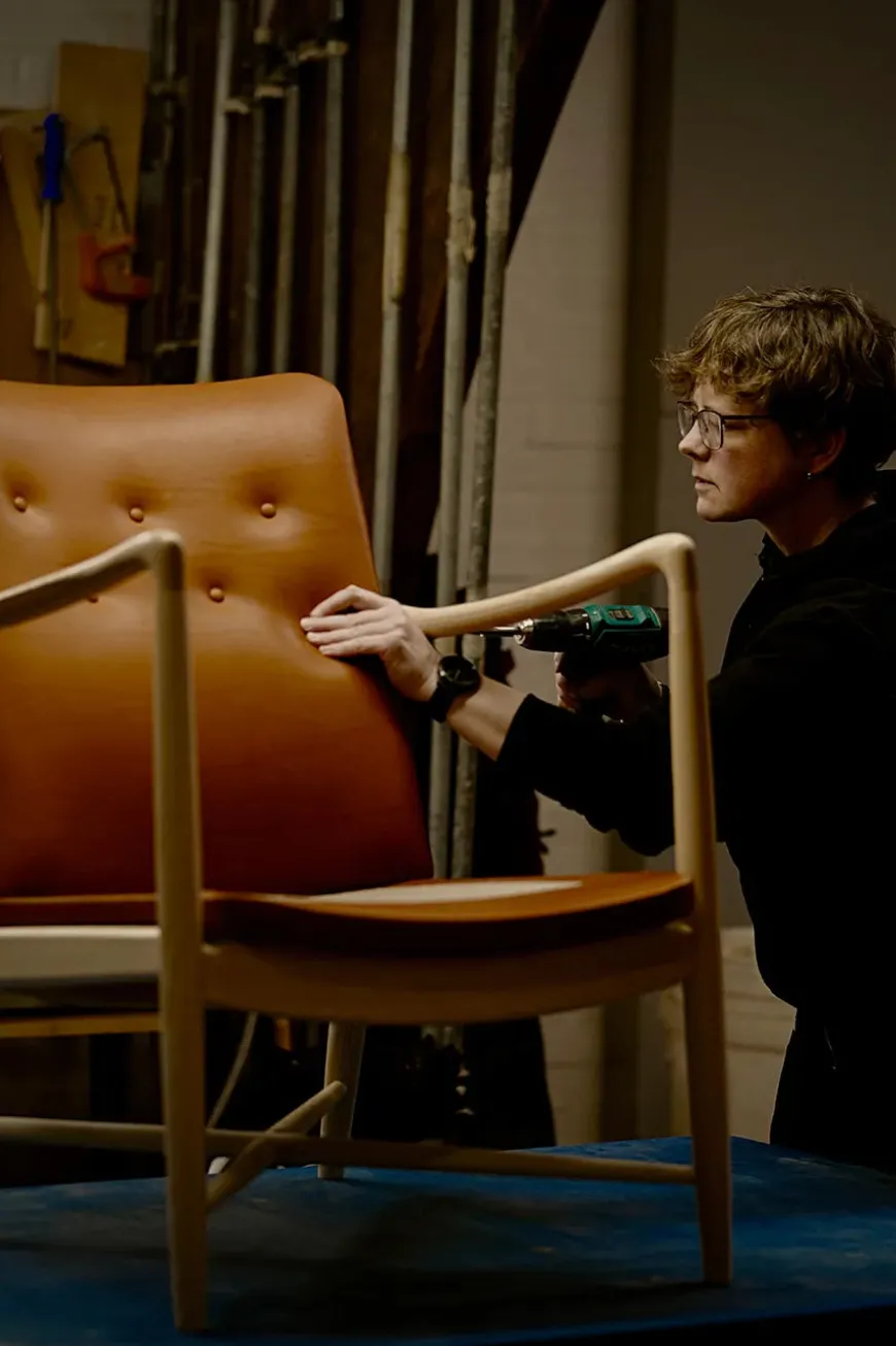 Kaminstolen, valnød af Finn Juhl