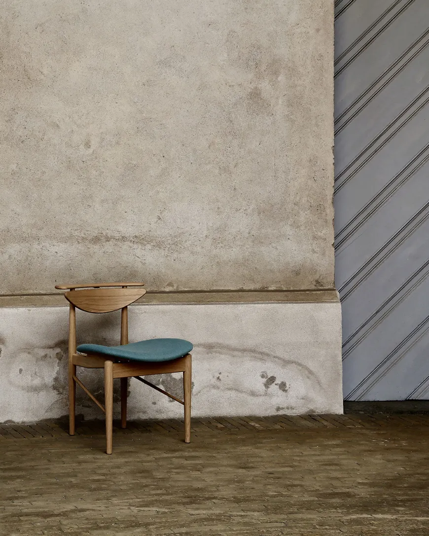 Karmstolen, eg olie af Finn Juhl