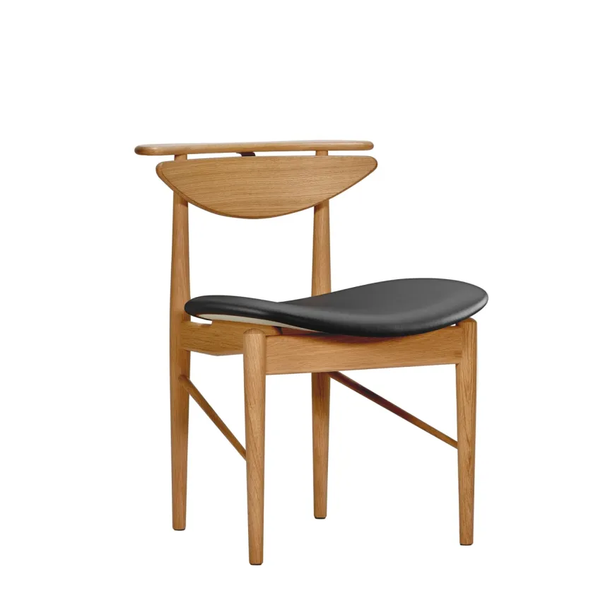 Karmstolen, eg olie/valnød af Finn Juhl