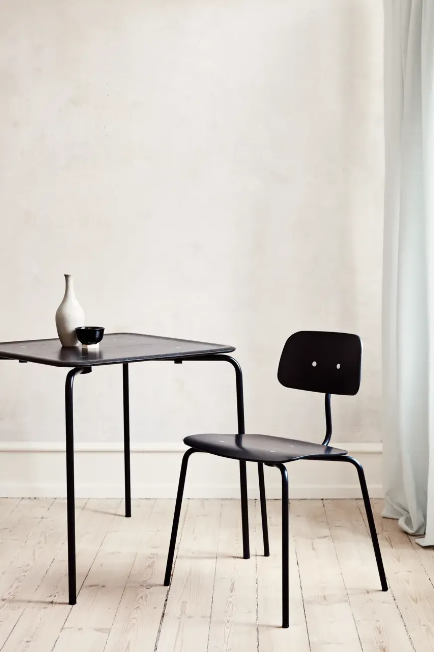 Kevi 2060 stol i sort lak fra Montana