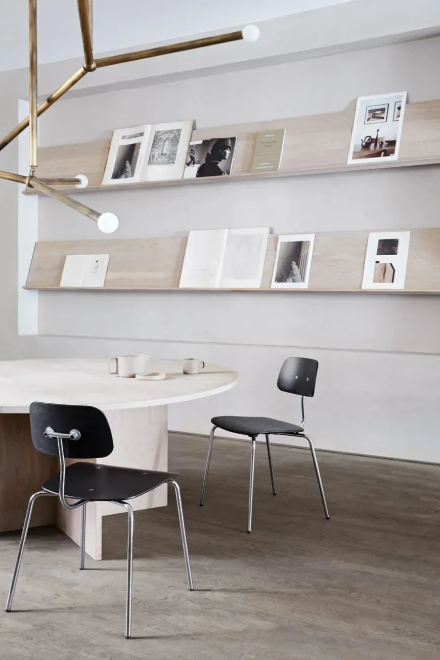 Kevi 2060 stol i sort lak fra Montana