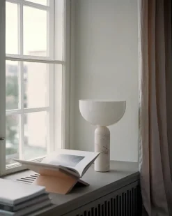 Kizu Bordlampe Large, Black Marble fra New Works