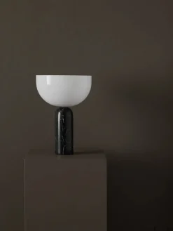 Kizu Bordlampe Small, Black Marble fra New Works