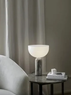 Kizu Bordlampe Small, White Marble fra New Works