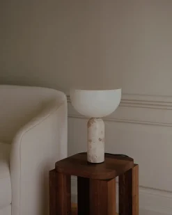 Kizu Bordlampe Small, White Marble fra New Works