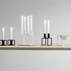 Kubus 4 Lysestage, hvid fra Audo Copenhagen