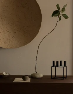 Kubus 4 Lysestage, sort fra Audo Copenhagen