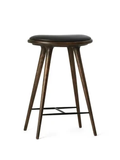 Lav barstol i mørkbejdset eg fra Mater