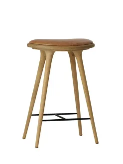 Lav barstol i mørkbejdset eg fra Mater