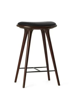 Lav barstol i mørkbejdset eg fra Mater