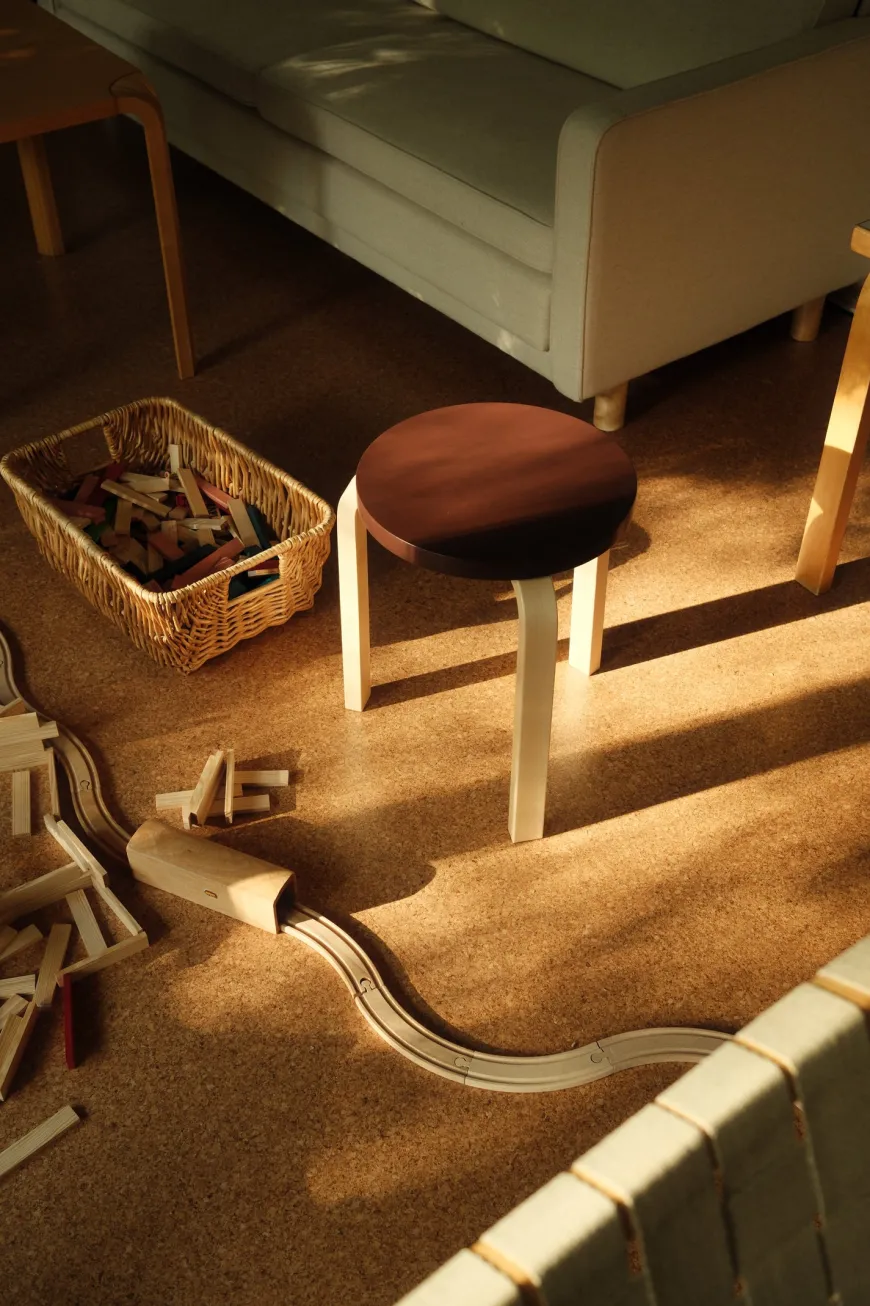 Limited Edition Stool 60, Mahogany Brown fra Artek