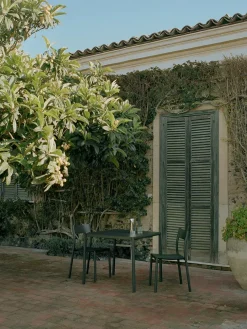 May sæt, 2 stole og bord 85x85 i light grey fra New Works