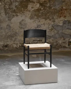 Nestor stol, sort bøg med natur flet fra Mater