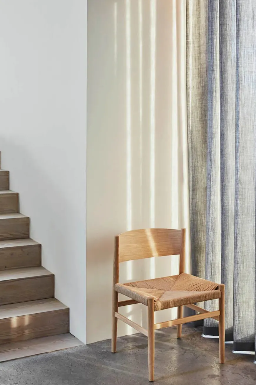 Nestor stol, sort bøg med natur flet fra Mater