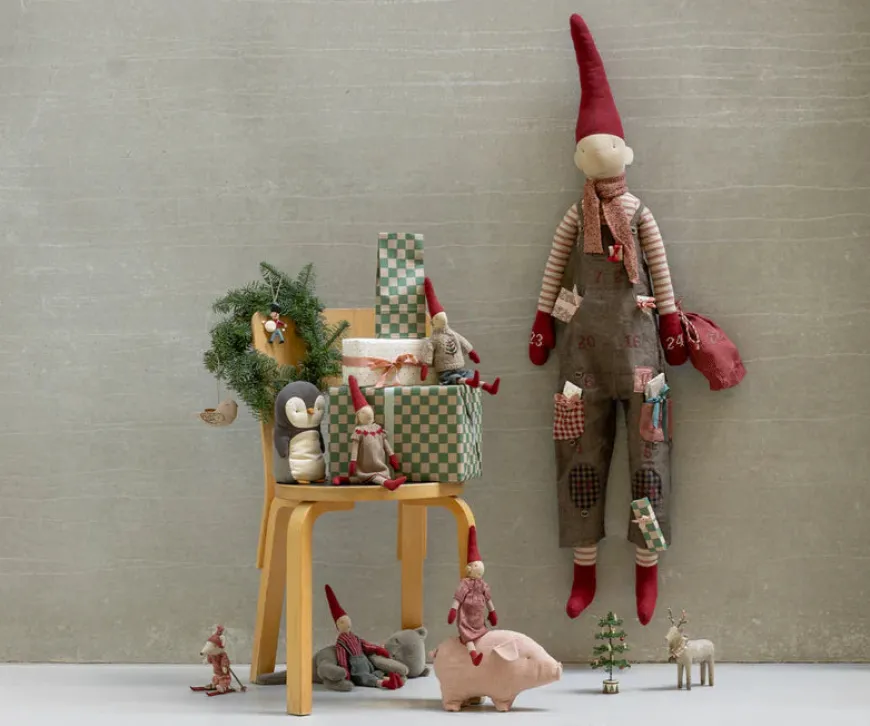 Nisse, str. 2 Nissepige med rød kjole fra Maileg 2025