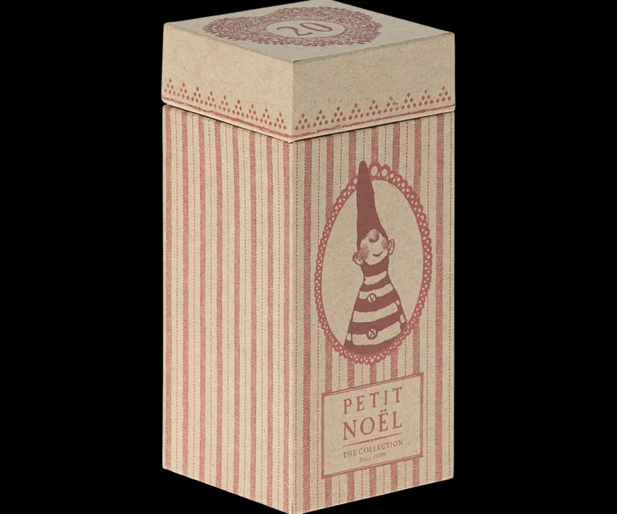 Noilly Noël, No. 32 Nissedreng med rød julekugle fra Maileg 2025