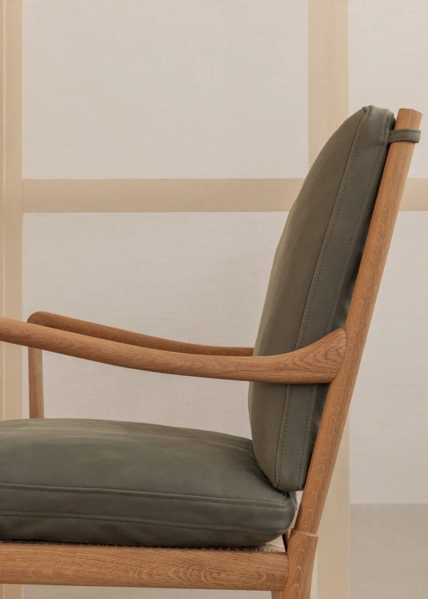 OW149 Colonial lænestol, valnød olie, Terra-læder af Ole Wanscher