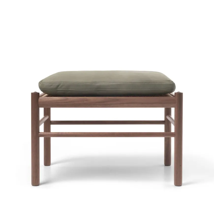 OW149F Fodskammel til Colonial lænestol, valnød olie, Terra-læder af Ole Wanscher