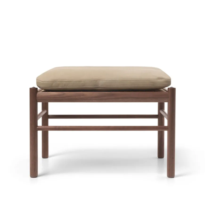 OW149F Fodskammel til Colonial lænestol, valnød olie, Terra-læder af Ole Wanscher