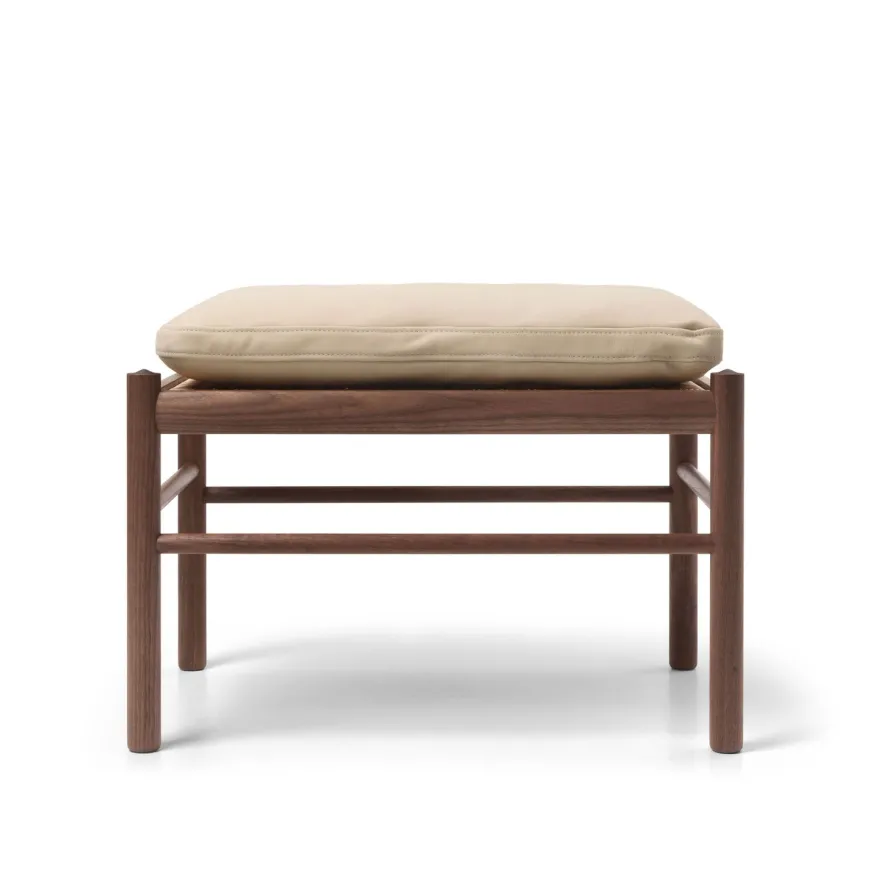 OW149F Fodskammel til Colonial lænestol, valnød olie, Terra-læder af Ole Wanscher