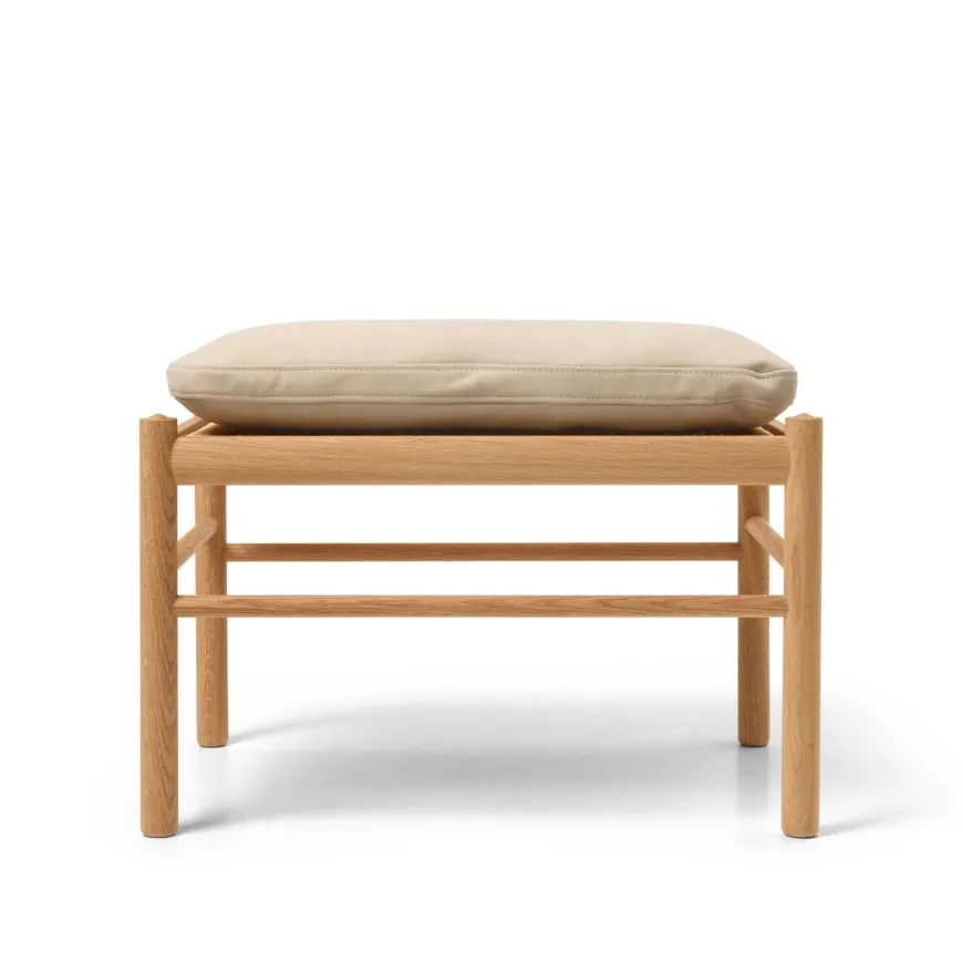 OW149F Fodskammel til Colonial lænestol, eg olie, Terra-læder af Ole Wanscher