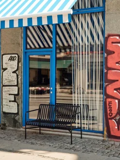 Palissade Dining Bench med armlæn, antracit fra Hay