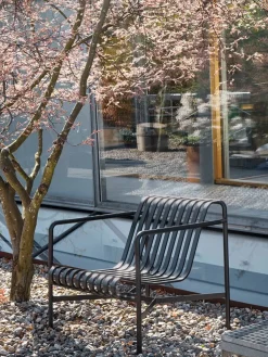 Palissade Lounge Chair Low, hot galvanised fra Hay