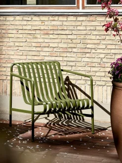 Palissade Lounge Chair Low, sky grey fra Hay
