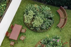 Palissade Park Dining Bench, in, iron red fra Hay