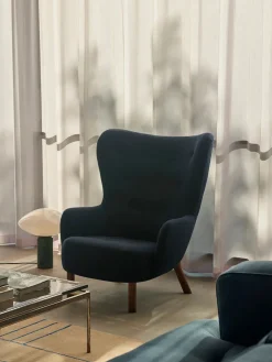 Petra VB3 Chair, moonlight sheepskin/walnut fra &Tradition