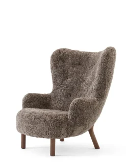 Petra VB3 Chair, sahara sheepskin/oak fra &Tradition