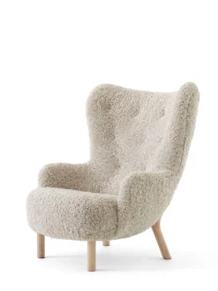 Petra VB3 Chair, sahara sheepskin/walnut fra &Tradition